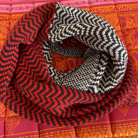 Xfinity Scarf - Picture 2 of 5